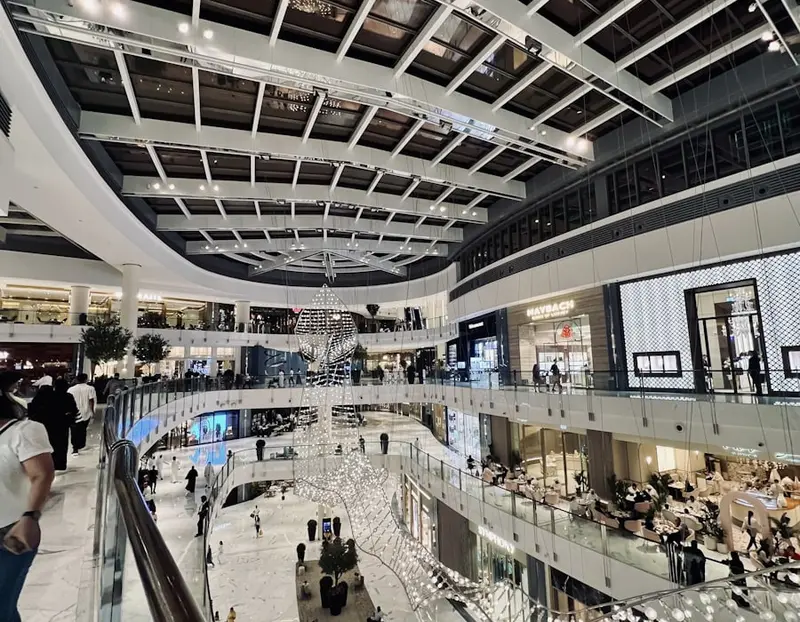 Multi-level shopping mall in Dubai